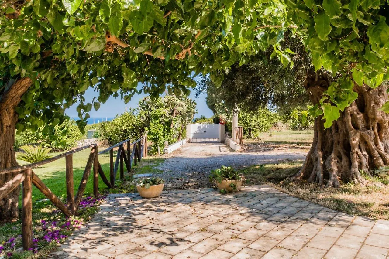 Authentic Sicilian Charm, Pool, Sea View, Wi-Fi & Parking Villa Avola