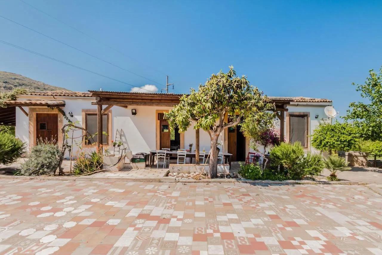 Authentic Sicilian Charm, Pool, Sea View, Wi-Fi & Parking Villa Avola