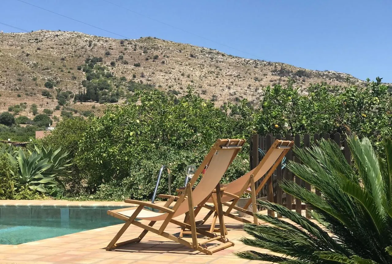 Authentic Sicilian Charm, Pool, Sea View, Wi-Fi & Parking Villa Avola