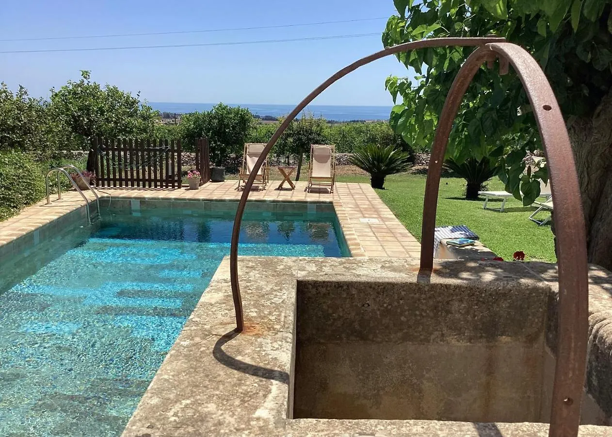 Authentic Sicilian Charm, Pool, Sea View, Wi-Fi & Parking Villa Avola
