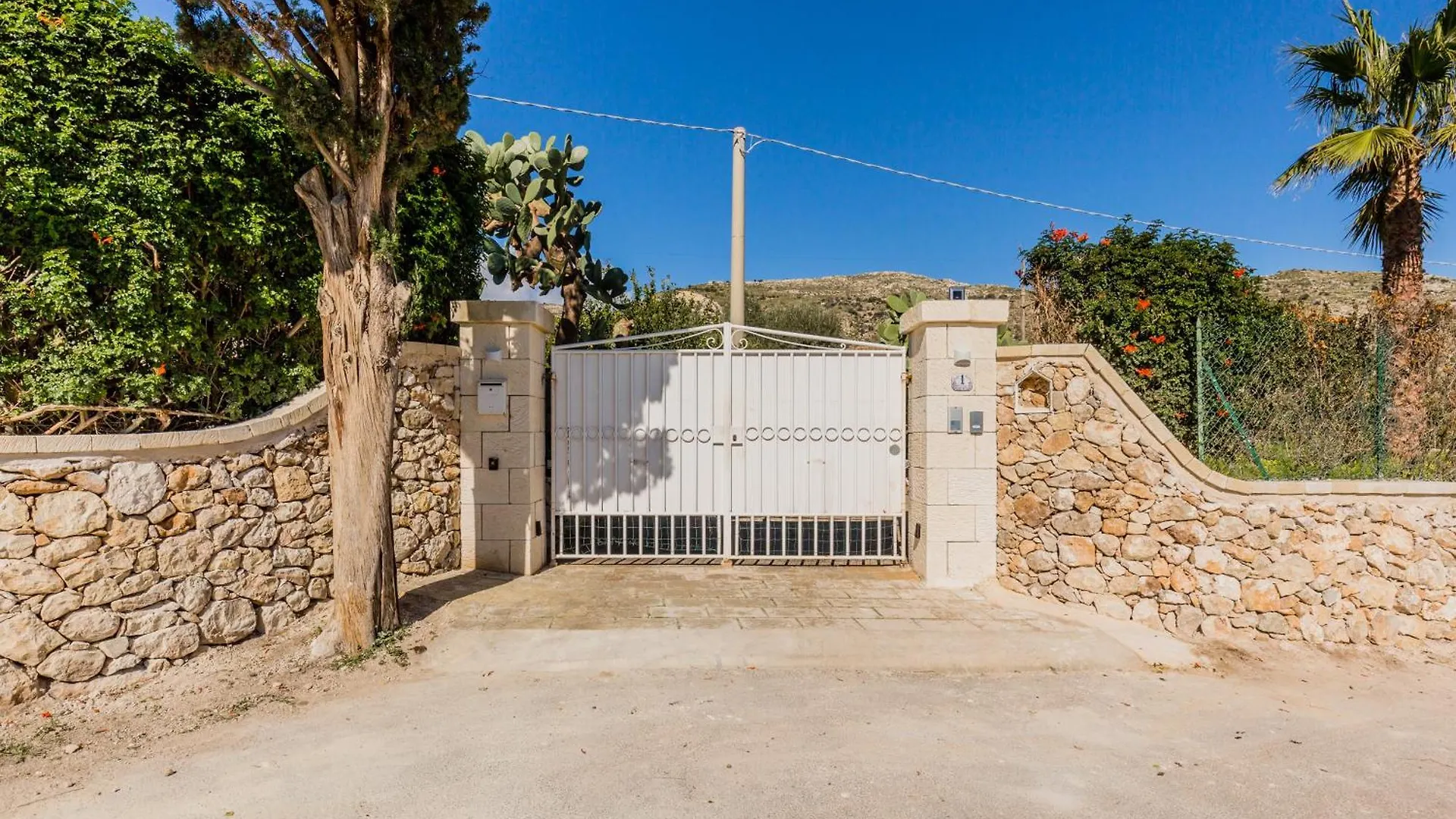 Authentic Sicilian Charm, Pool, Sea View, Wi-Fi & Parking Villa Avola