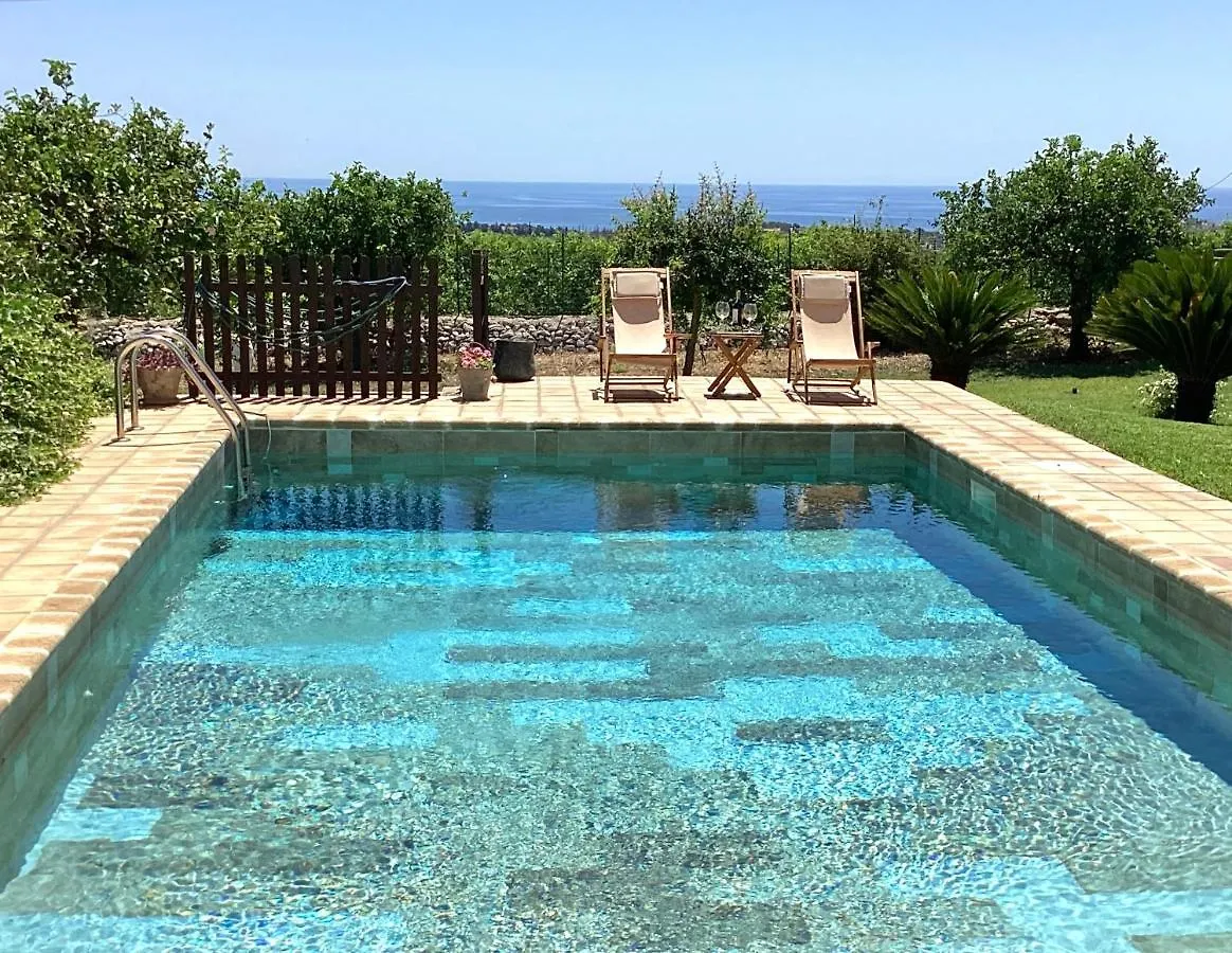 Authentic Sicilian Charm, Pool, Sea View, Wi-Fi & Parking Villa Avola