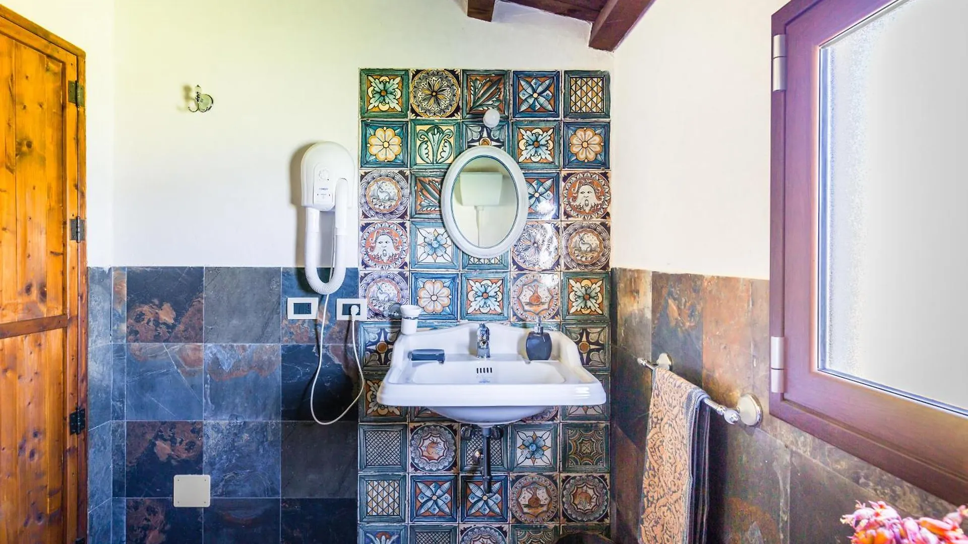 Authentic Sicilian Charm, Pool, Sea View, Wi-Fi & Parking Villa Avola