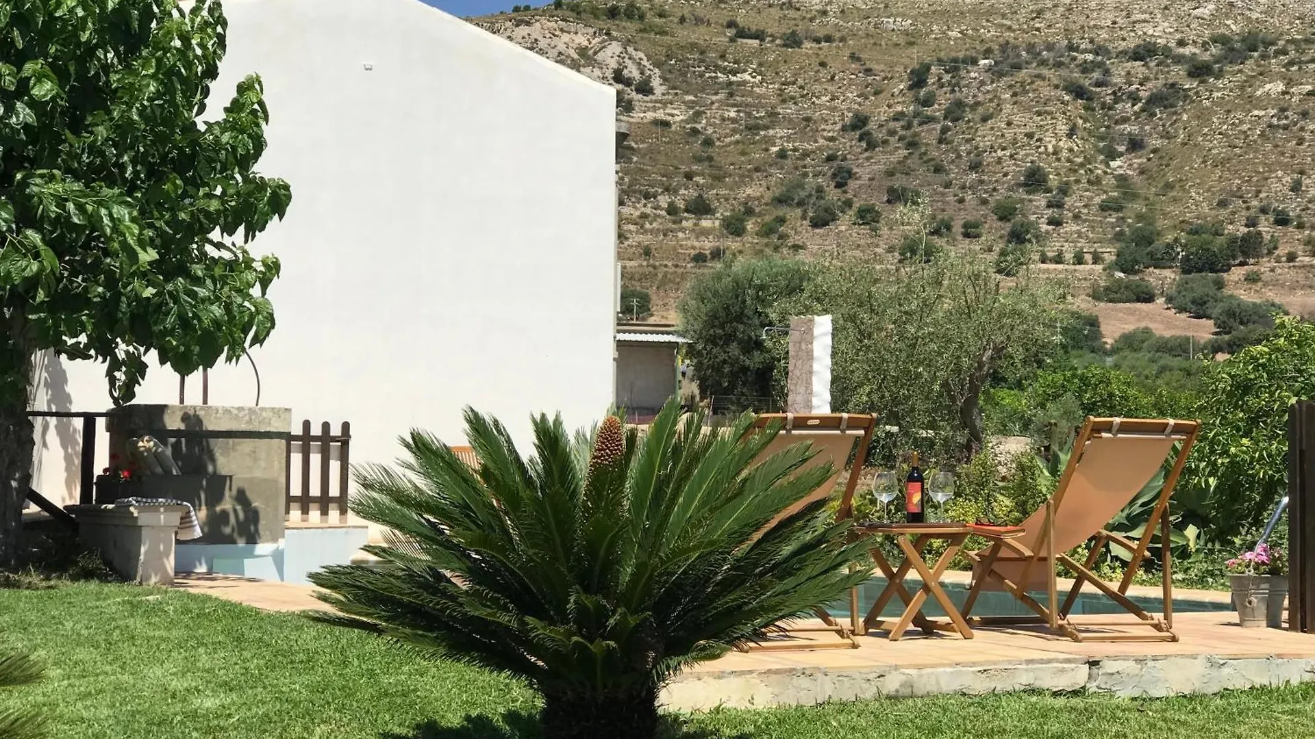 Authentic Sicilian Charm, Pool, Sea View, Wi-Fi & Parking Villa Avola